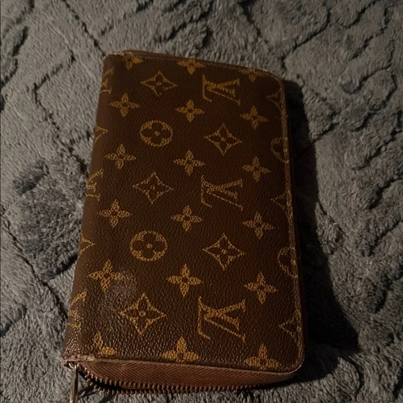 Louis Vuitton Brown and Gold Monogram Clutch - Picture 2 of 9